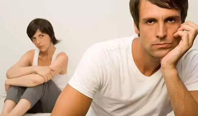 L'uomo soffre di potenza ridotta ed è incapace di intimità